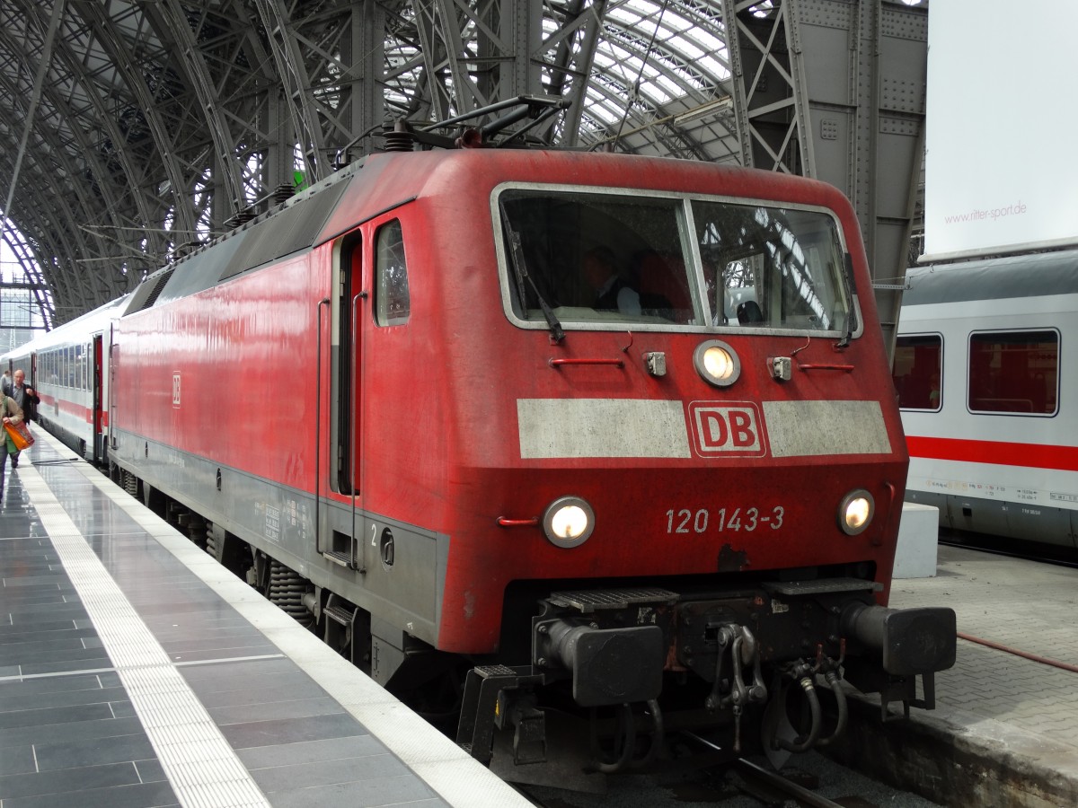 DB Fernverkehr 120 143-3 steht sehr verschmutzt in Frankfurt am Main Hbf am 28.06.14