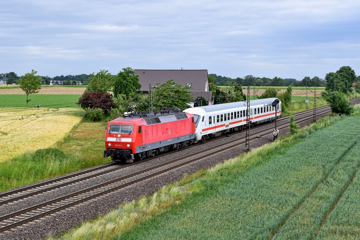 DB Fernverkehr 120 147 mit PbZ 2451 Hamburg-Langenfelde - Dortmund Bbf (Marl, NI, 08.06.19).