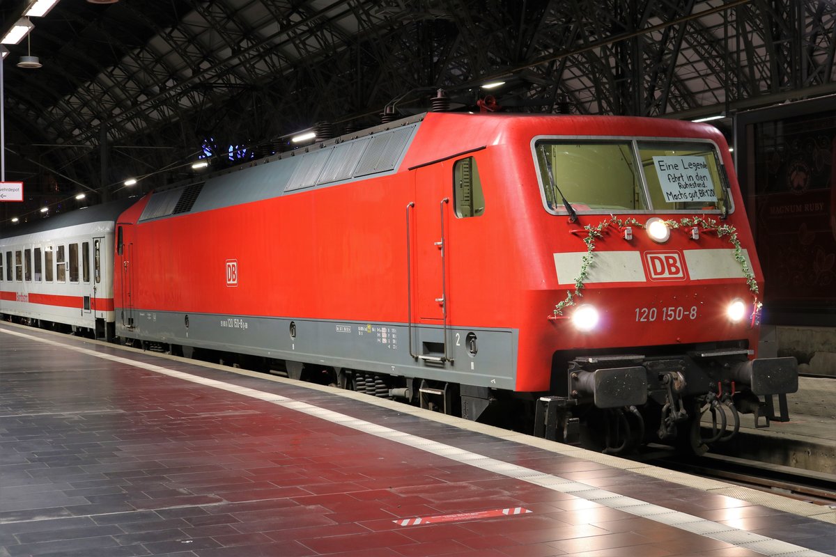 DB Fernverkehr 120 150-8 auf Abschiedsfahrt am 05.07.20 in Frankfurt am Main Hbf um 01:55 mit einen Pbz. Die Lok wurde zum Abschied der BR 120 schön geschmückt 