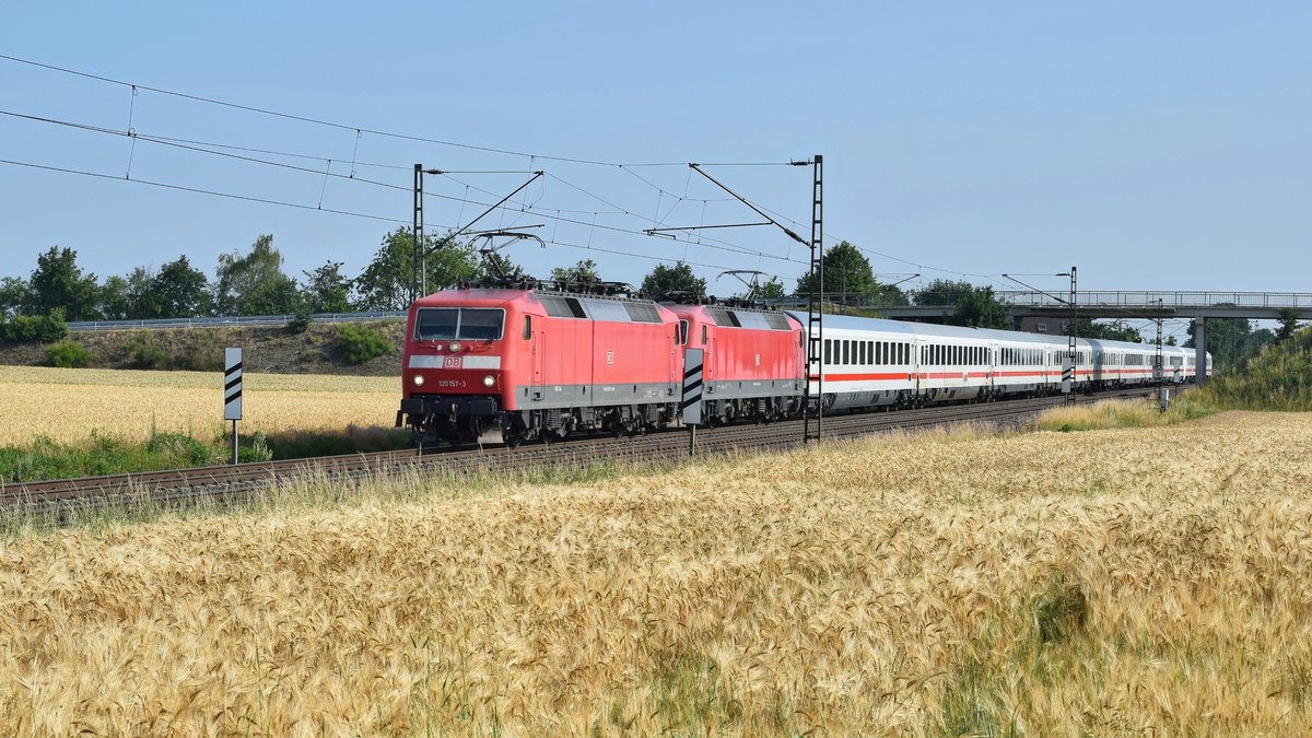 DB Fernverkehr 120 157 und 121 143 mit PbZ 2451 Hamburg-Langenfelde - Dortmund Bbf (Marl, NI, 22.06.19)