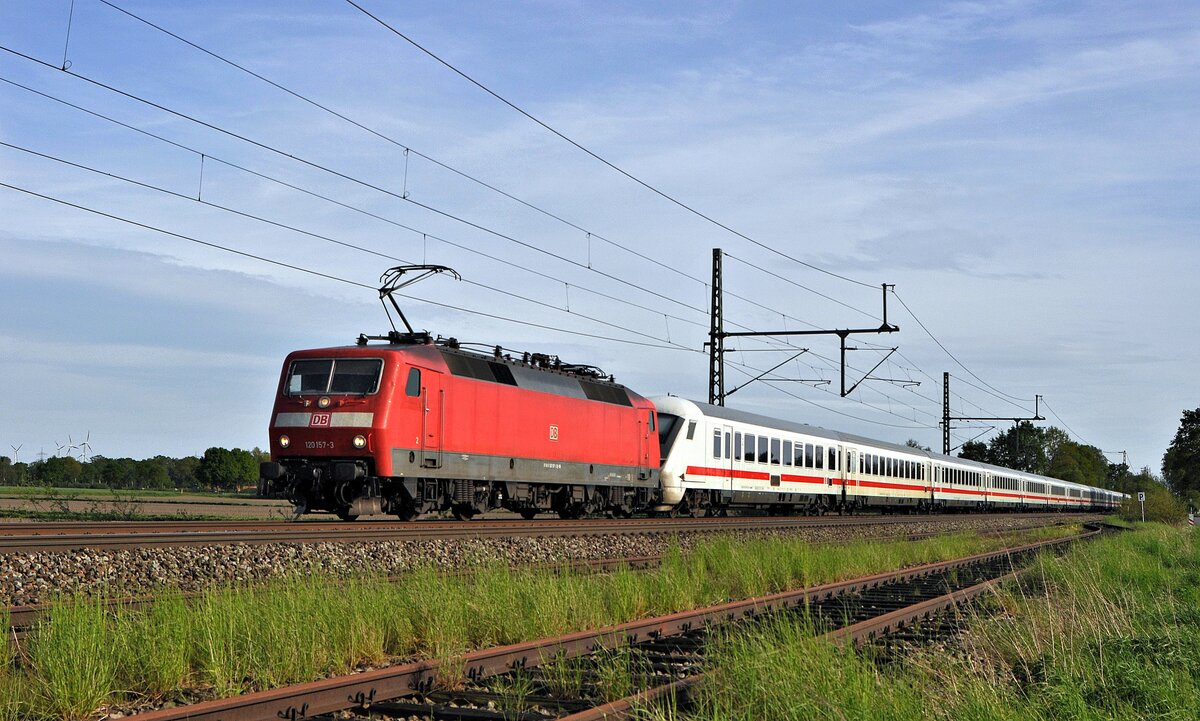 DB Fernverkehr 120 157 mit IC 2312 Stuttgart Hbf - Hamburg-Altona (Diepholz, 11.05.2015).