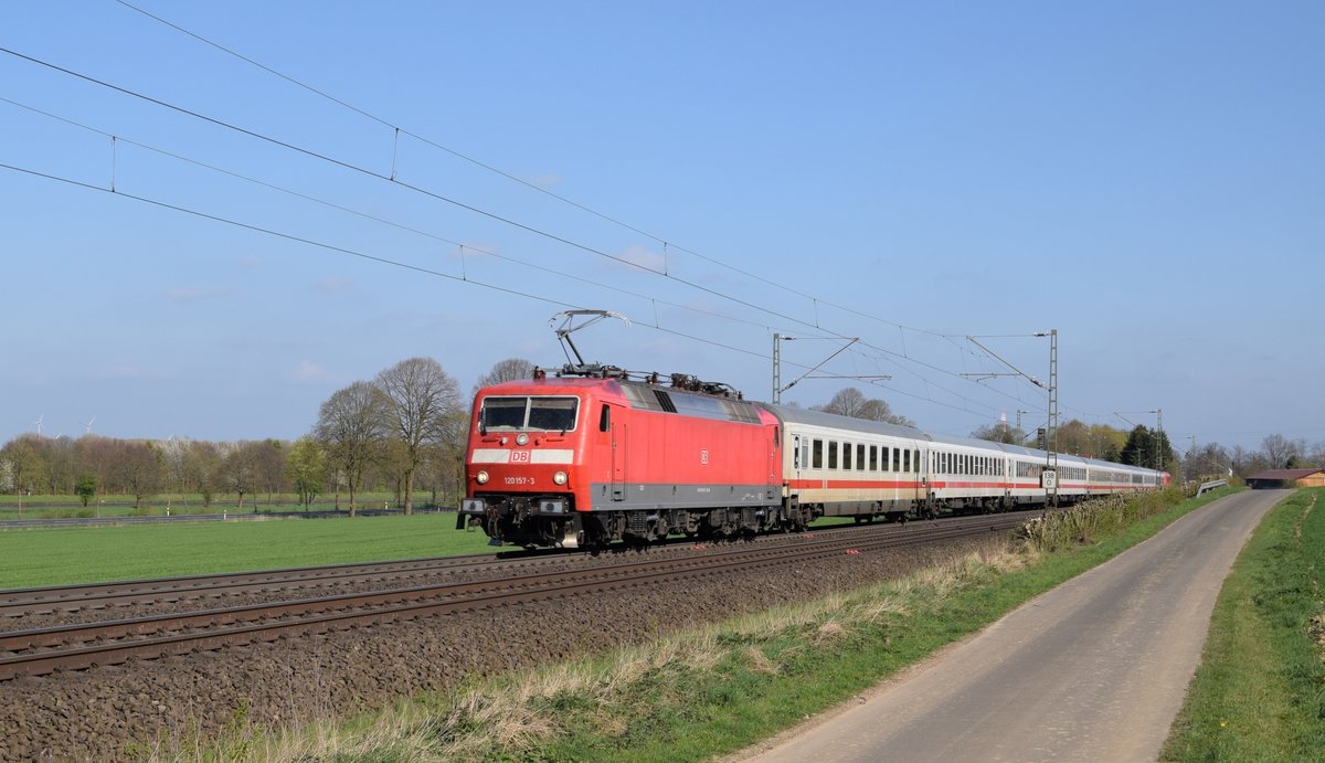 DB Fernverkehr 120 157 und Schublok 120 154 mit IC 2213 Ostseebad Binz - Stuttgart Hbf (Bohmte, Stirpe, 03.04.17). 