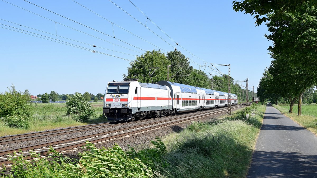 DB Fernverkehr 146 560 mit dem aus Wagenpark 2870 gebildeten IC (2) 2037 Norddeich Mole - Leipzig Hbf (Dörverden, 24.05.18).