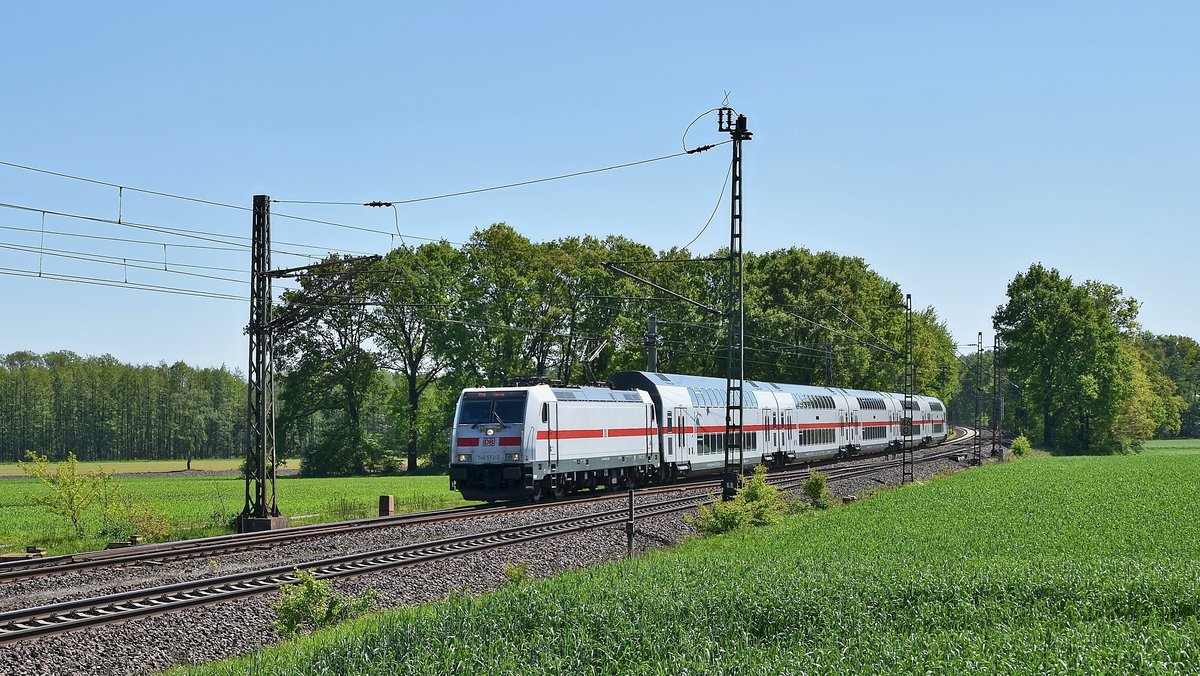 DB Fernverkehr 146 572 mit IC (2) 2430 Leipzig Hbf - Emden Hbf (Linsburg, 07.05.18). unterwegs.