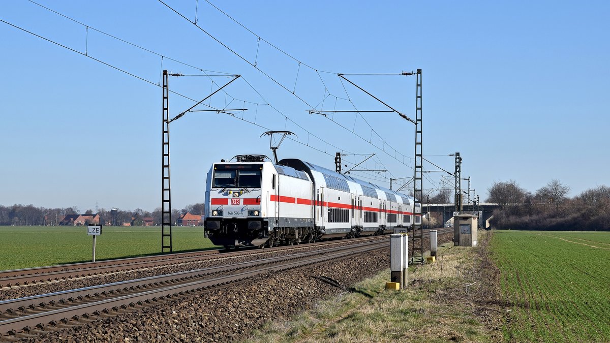 DB Fernverkehr 146 576 mit dem aus Wagenpark 2857 gebildeten IC (2) 2046 Dresden Hbf - Köln Hbf (Probsthagen, 27.02.19).