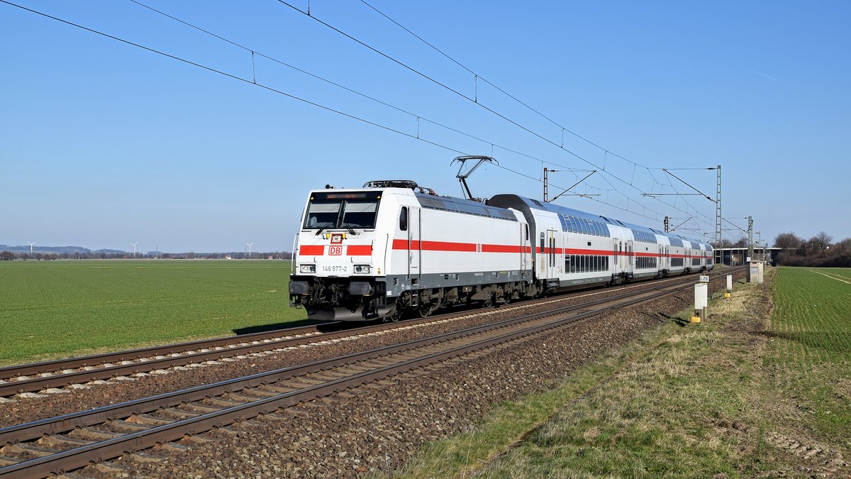 DB Fernverkehr 146 577 mit dem aus Wagenpark 2858 gebildeten IC (2) 2048 Dresden Hbf - Köln Hbf (Probsthagen, 27.02.19).