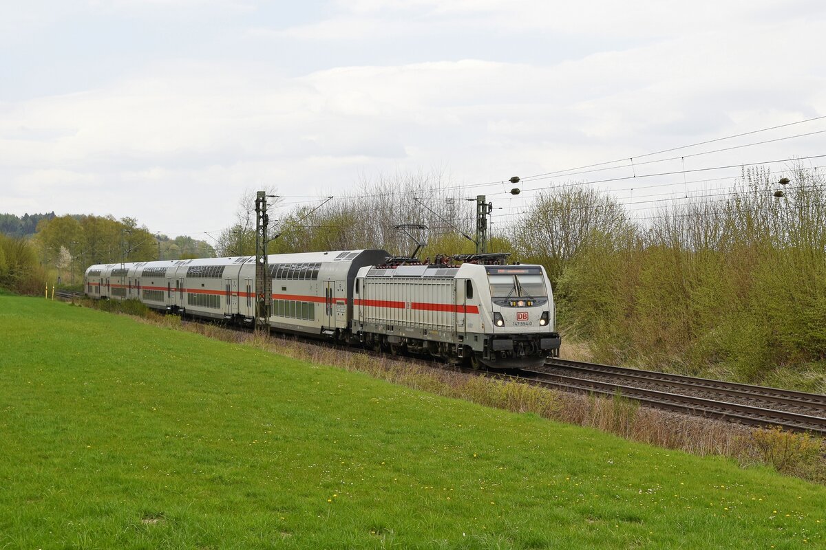 DB Fernverkehr 147 554 mit IC 2202 Koblenz Hbf - Bremerhaven-Lehe (Bohmte-Stirpe, 22.04.2022).