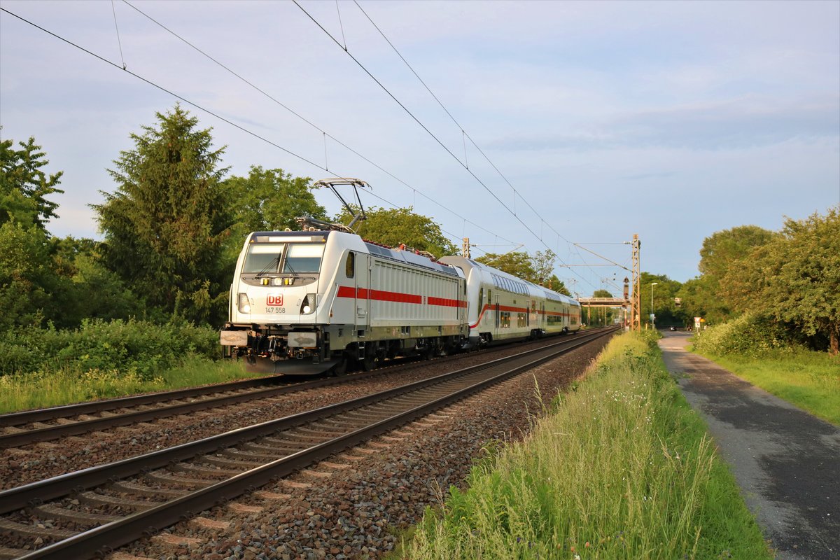 DB Fernverkehr 147 558-1 mit drei IC2 Wagen am 03.06.19 bei Maintal Ost 