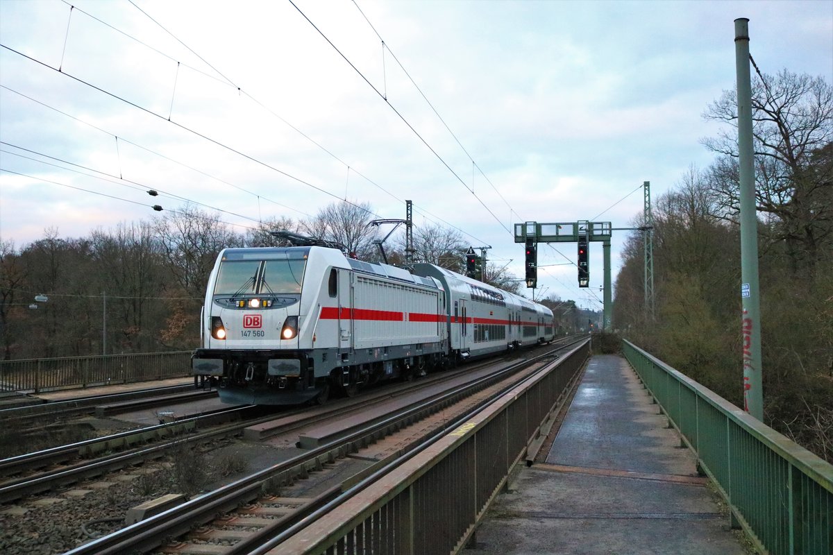 DB Fernverkehr 147 560-7 mit drei IC Dostowagen am 19.01.20 in Frankfurt am Main Forsthaus von einen Gehweg aus fotografiert