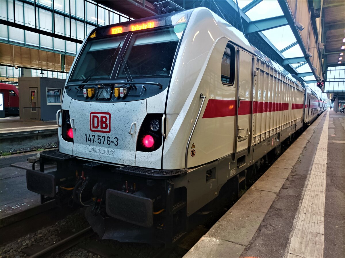 DB Fernverkehr 147 567-3 mit Intercity 2062 nach Karlsruhe Hbf am 19.8.21 in Stuttgart Hbf mit Schlusslicht 