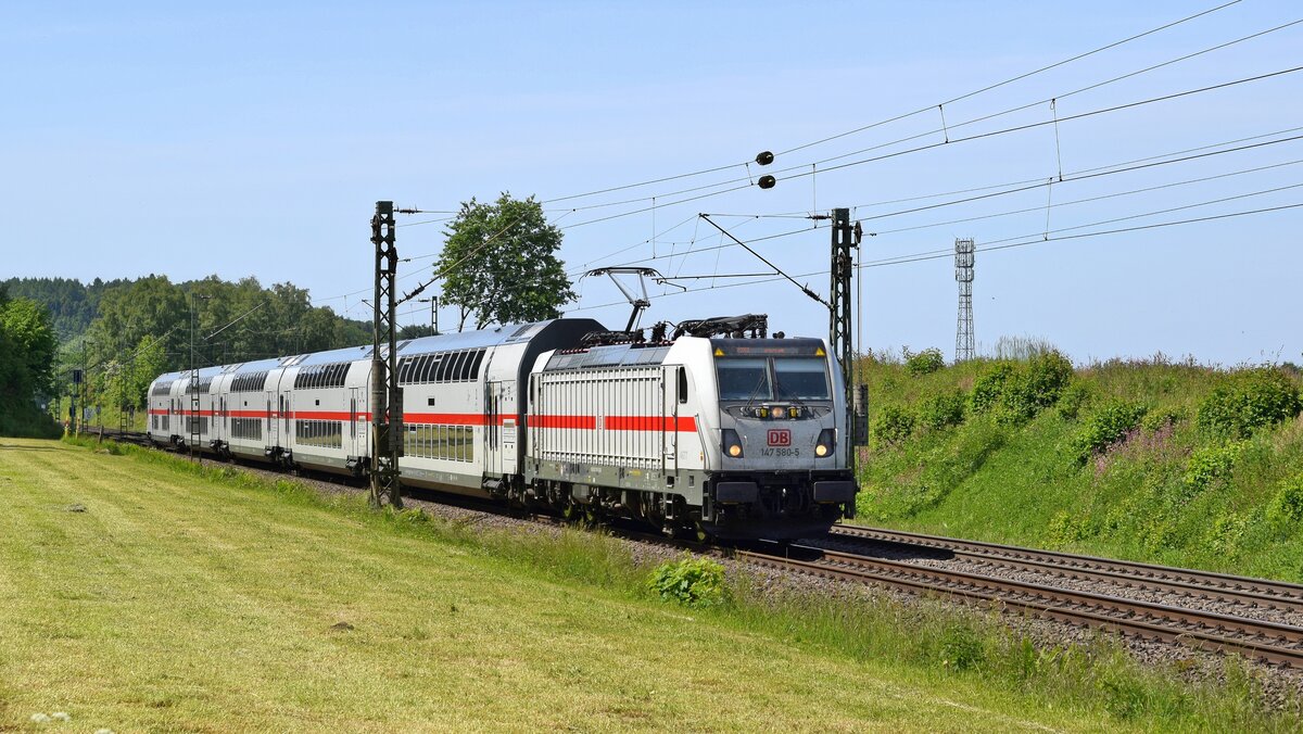 DB Fernverkehr 147 580-5 mit IC 2202 Koblenz Hbf - Bremen Hbf (Bohmte-Stirpe, 31.05.2023).