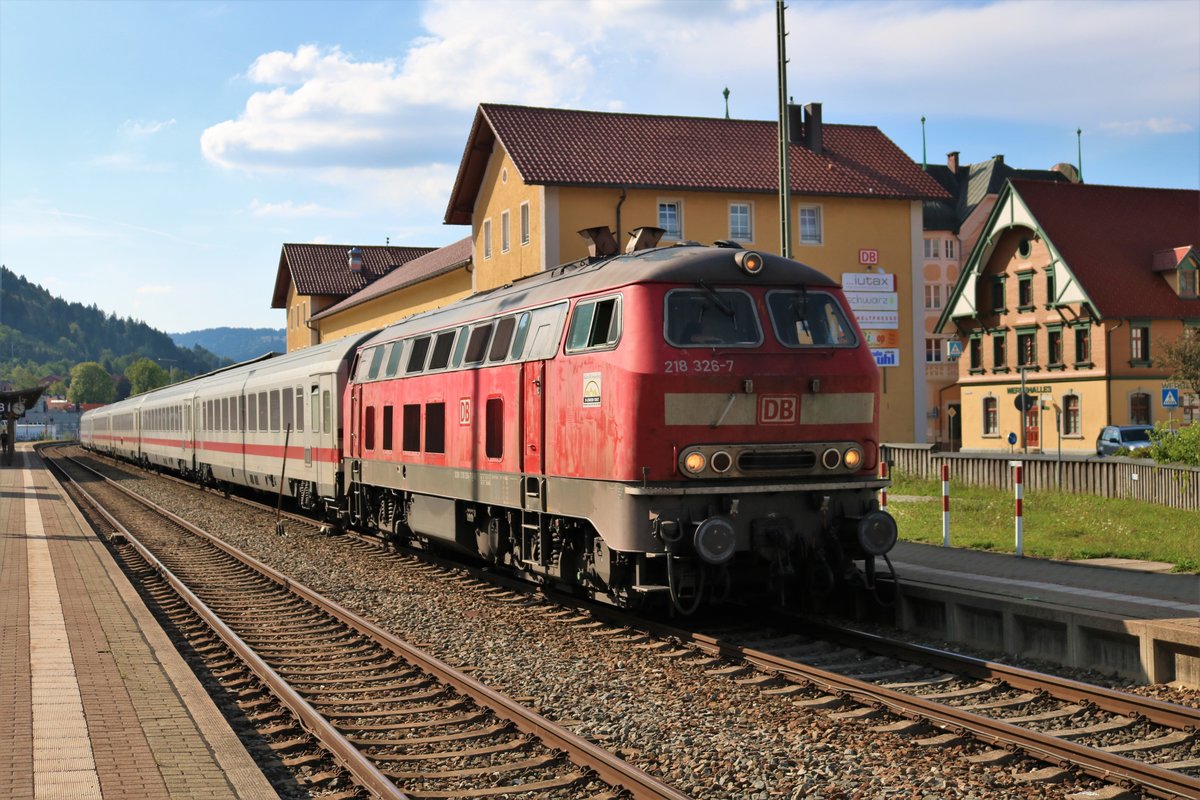 DB Fernverkehr 218 326-7 mit dem IC 2084 Nebelhorn am 29.08.18 in Immenstadt Allgäu 
