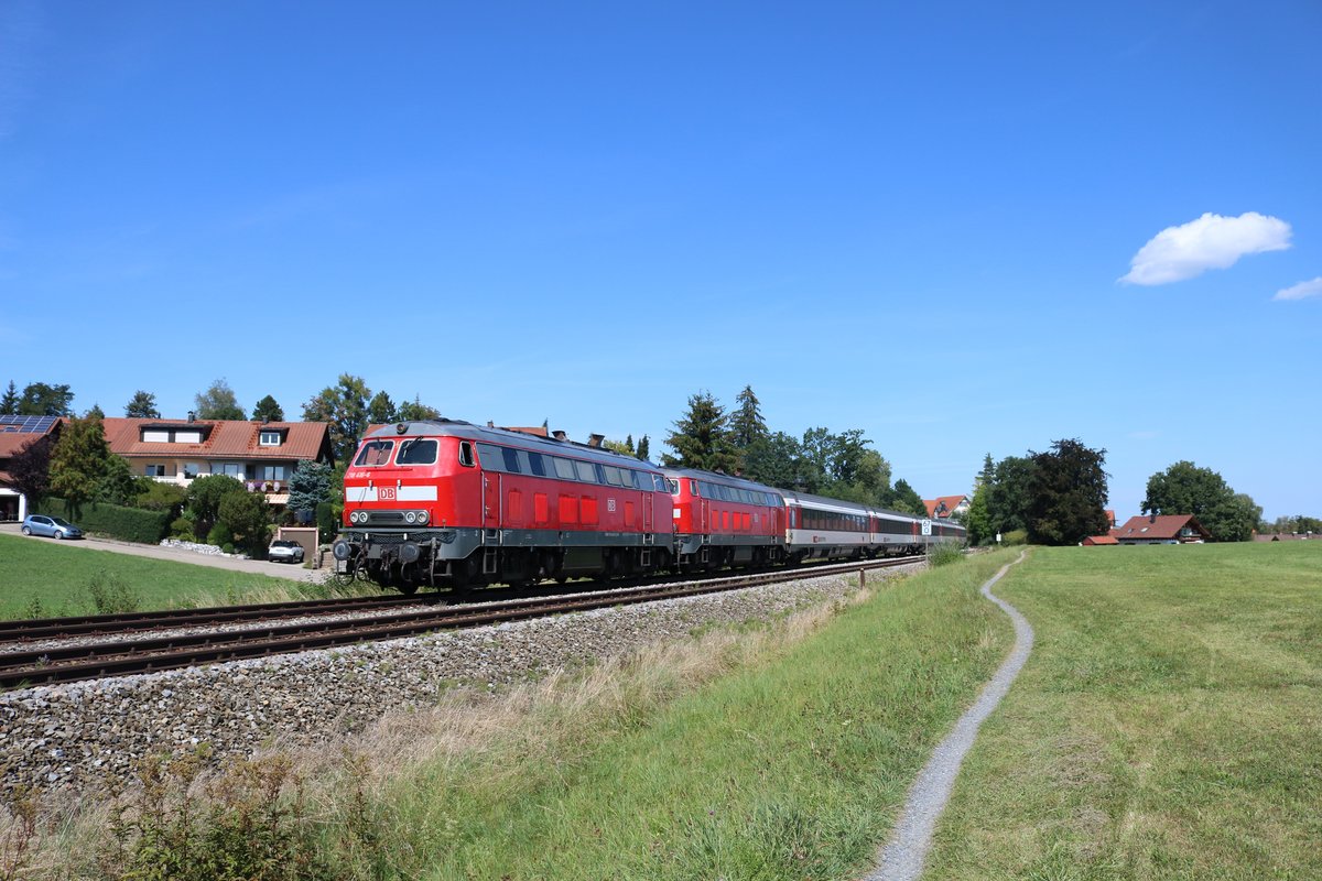 DB Fernverkehr 218 416-6 und 218 403-4 mit EC nach Zürich am 29.08.18 bei Kempten 