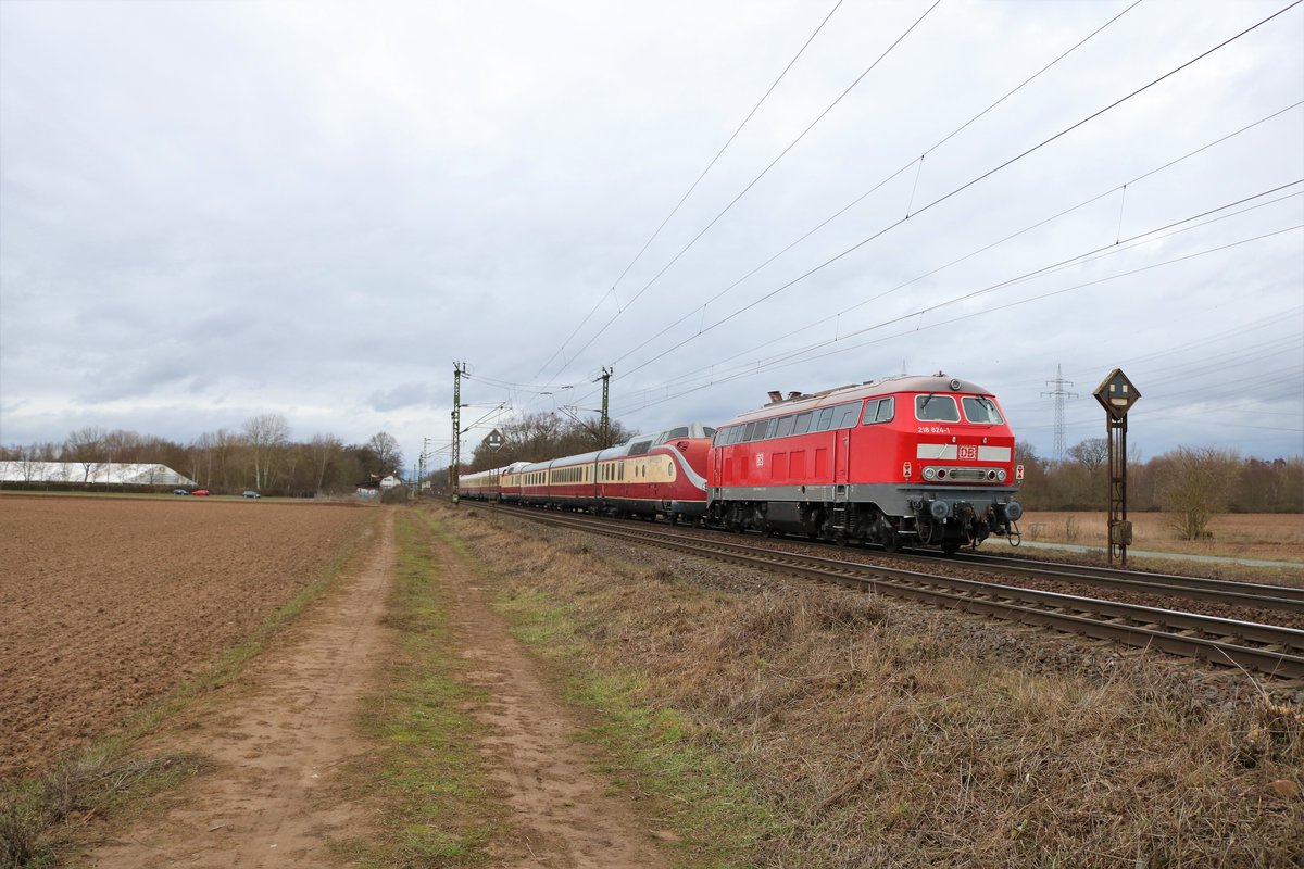 DB Fernverkehr 218 824-1 am 08.02.19 in Mainz Bischofsheim Netztrennstelle am Ende einer Überführung 
