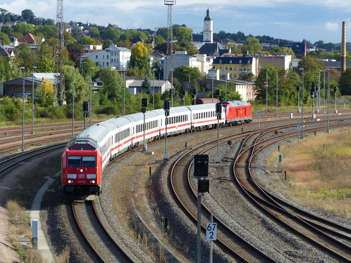 DB Fernverkehr 245 025 TRAXX DE ME ( 9280 1245 025-2 D-DB ) mit dem IC nach Kassel bei der Ausfahrt vom Gera HBF am 28.9.2020. Am Ende des Zuges die 245 023 TRAXX DE ME ( 9280 1245 023-7 D-DB ).