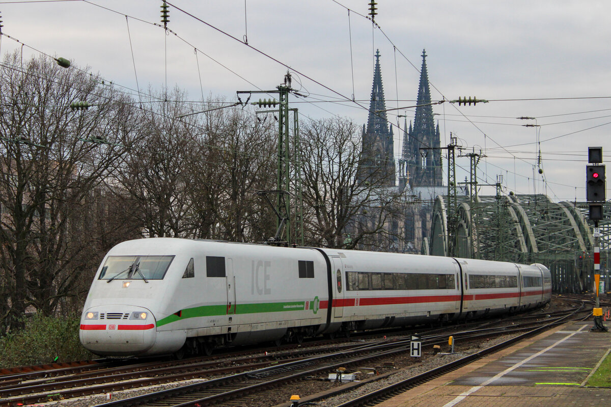 DB Fernverkehr 401 085 auf der Fahrt nach Hamburg, 26. Dezember 2021, Köln Messe/Deutz