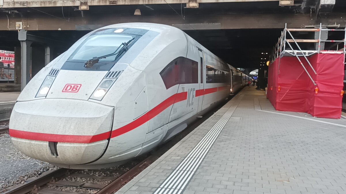 DB Fernverkehr 412 004 als ICE 333 nach Interlaken Ost am 16.9.23 in Basel SBB 