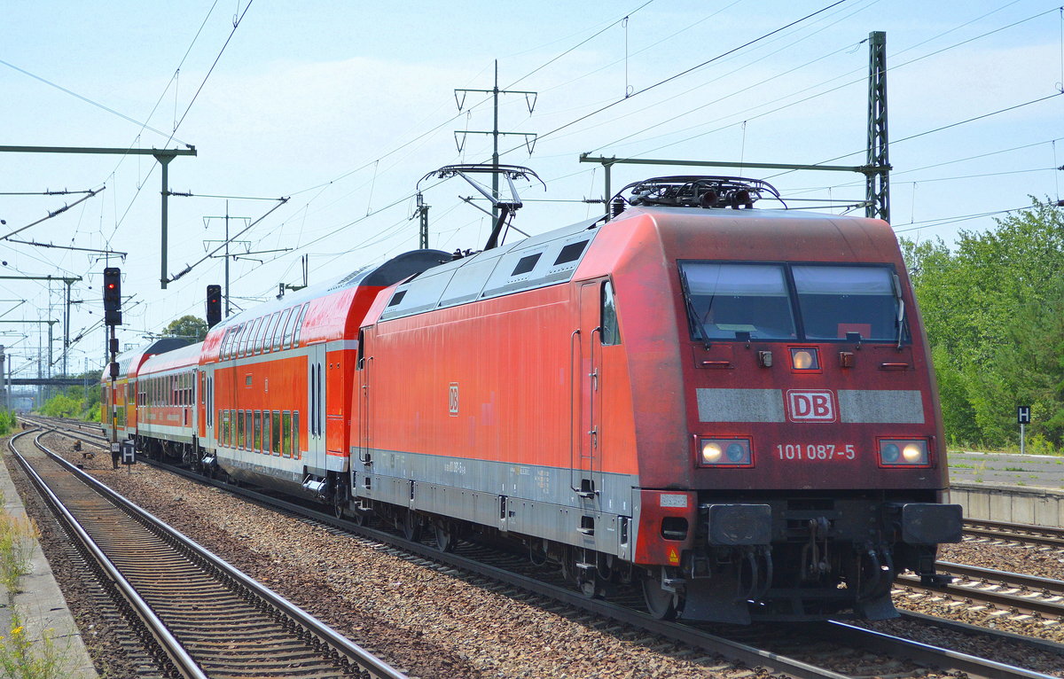 DB Fernverkehr AG   101 087-5  [NVR-Number: 91 80 6101 087-5 D-DB] mit PbZ am 18.07.18 Durchfahrt Bf. Flughafen Berlin-Schönefeld.
