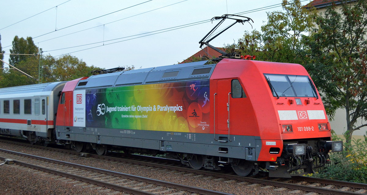 DB Fernverkehr AG [D]  101 098-2  [NVR-Nummer: 91 80 6101 098-2 D-DB] als Schublok mit IC Wagengarnitur Richtung Hauptbahnhof Berlin (tief) auf dem Berliner Innenring aus Richtung Berlin Grunewald kommend am 23.10.19 Berlin Jungfernheide. 
