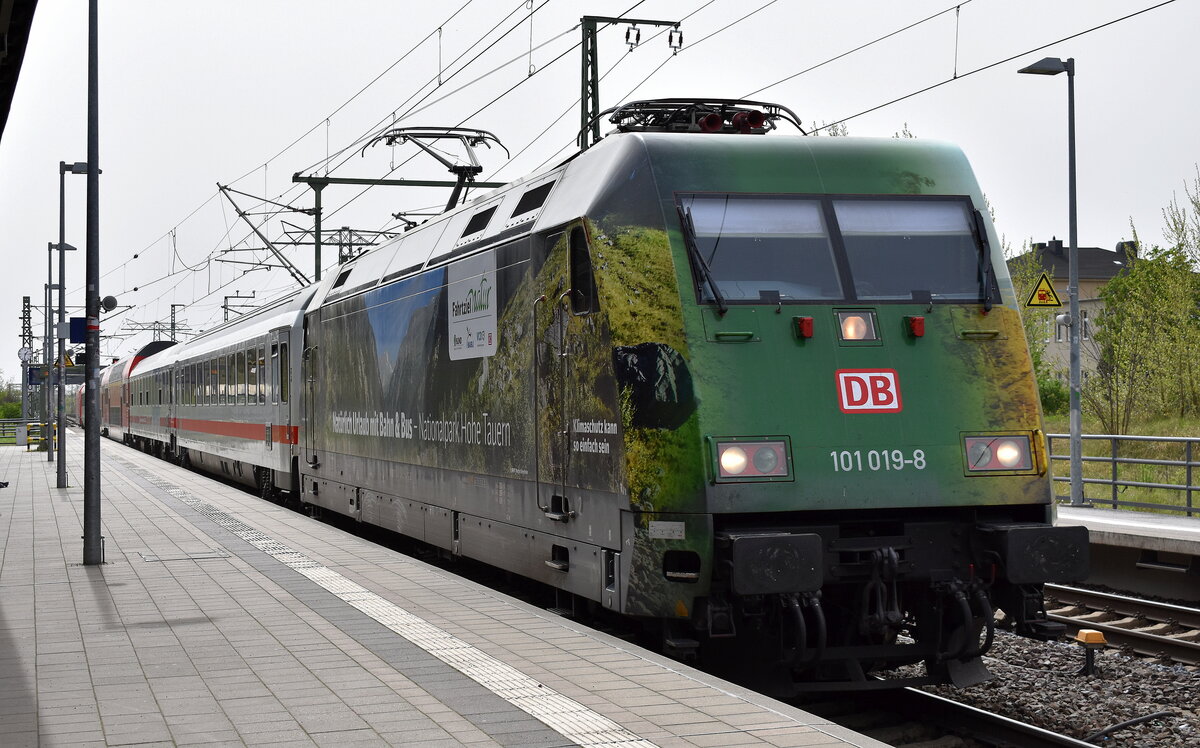 DB Fernverkehr AG [D]  101 019-8 [NVR-Nummer: 91 80 6101 019-8 D-DB] mit der Ganzreklame  Nationalpark Hohe Tauern / Sächsische Schweiz  und einem PbZ und am Ende des Zuges noch   101 028-9  [NVR-Nummer: 91 80 6101 028-9 D-DB] am 09.04.24 Durchfahrt Bahnhof Roßlau (Elbe).