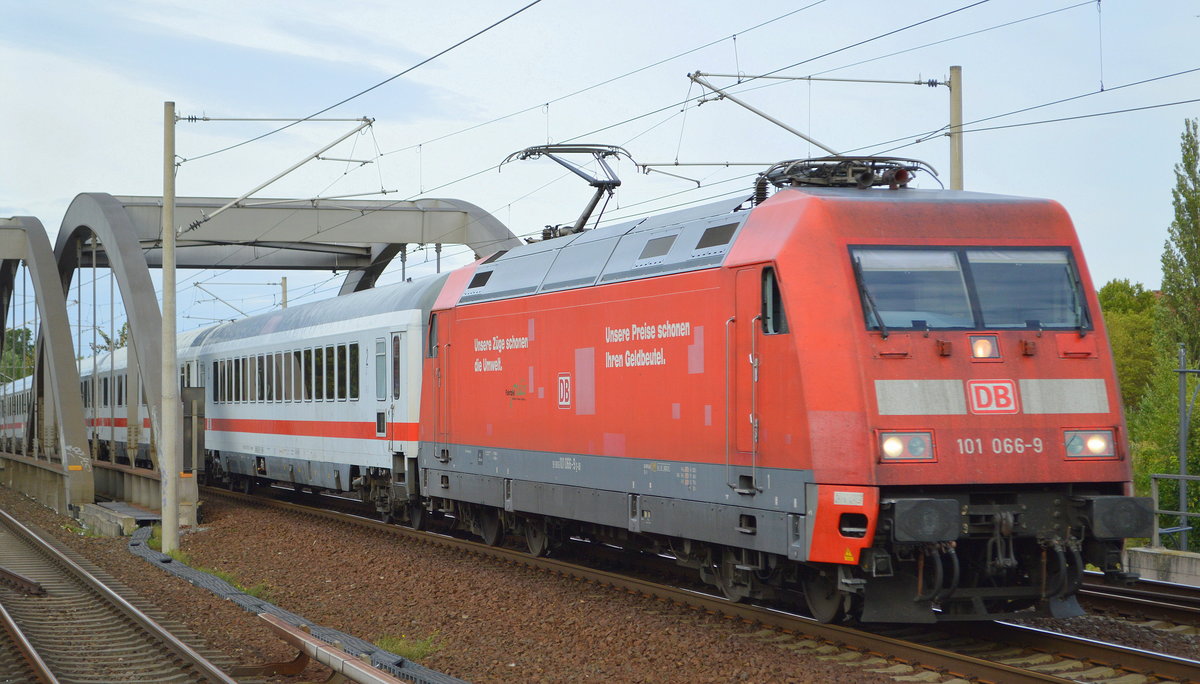 DB Fernverkehr AG [D] mit  101 066-9  [NVR-Nummer: 91 80 6101 066-9 D-DB] mit dem IC 2427 aus Stralsund Hbf. Richtung Berlin Gesundbrunnen in Berlin-Pankow.