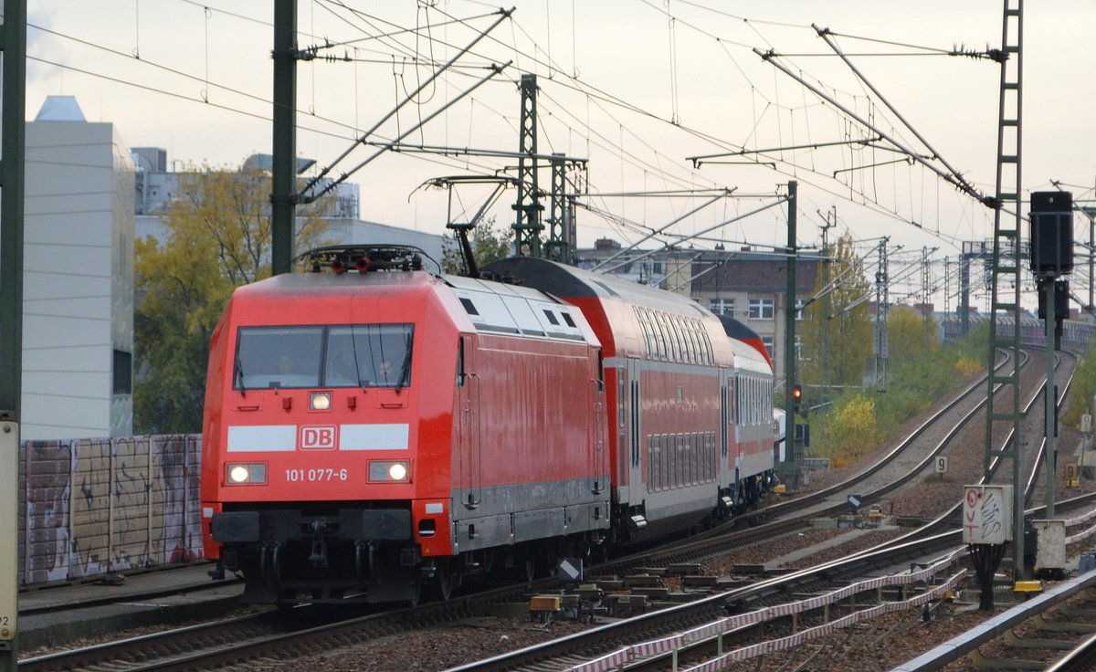 DB Fernverkehr AG [D] mit  101 077-6  [NVR-Nummer: 91 80 6101 077-6 D-DB] und bunt gemischtem PbZ kommt aus Richtung Berliner Westhafen am S-Bhf. Berlin Wedding Richtung Berlin Gesundbrunnen gefahren. 