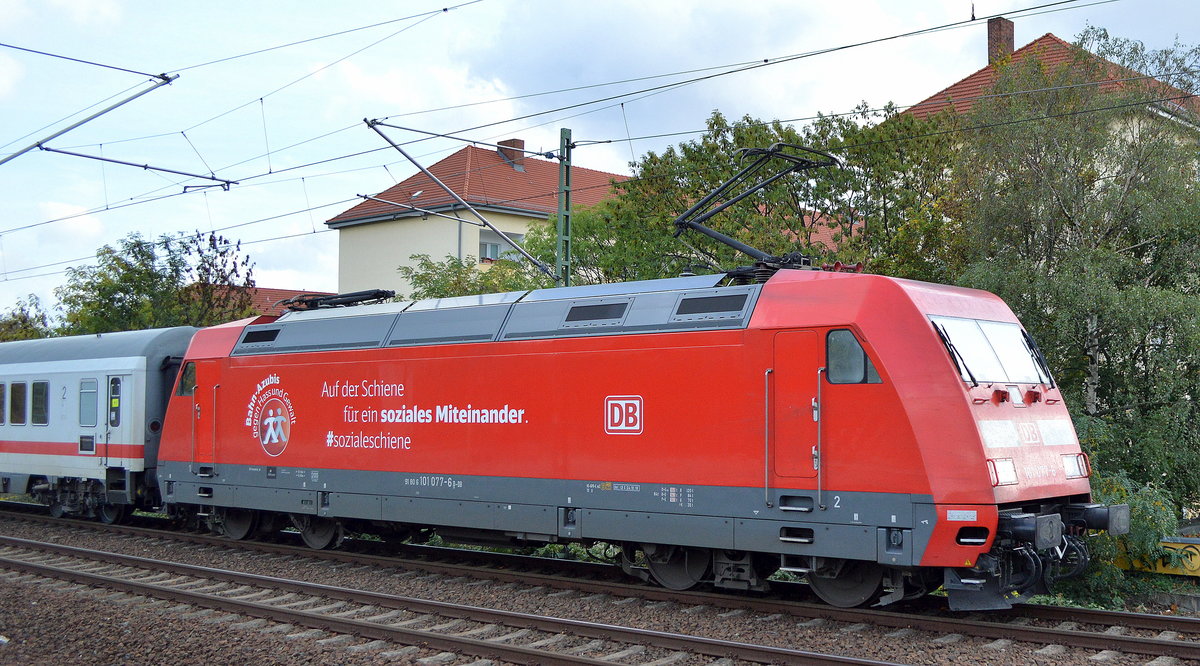 DB Fernverkehr AG [D] mit  101 077-6   [NVR-Nummer: 91 80 6101 077-6 D-DB] als Schublok mit IC-Wagengarnitur Richtung Berlin Hbf. (tief) am 25.10.19 Berlin Jungfernheide aus Richtung Berlin Grunewald kommend.