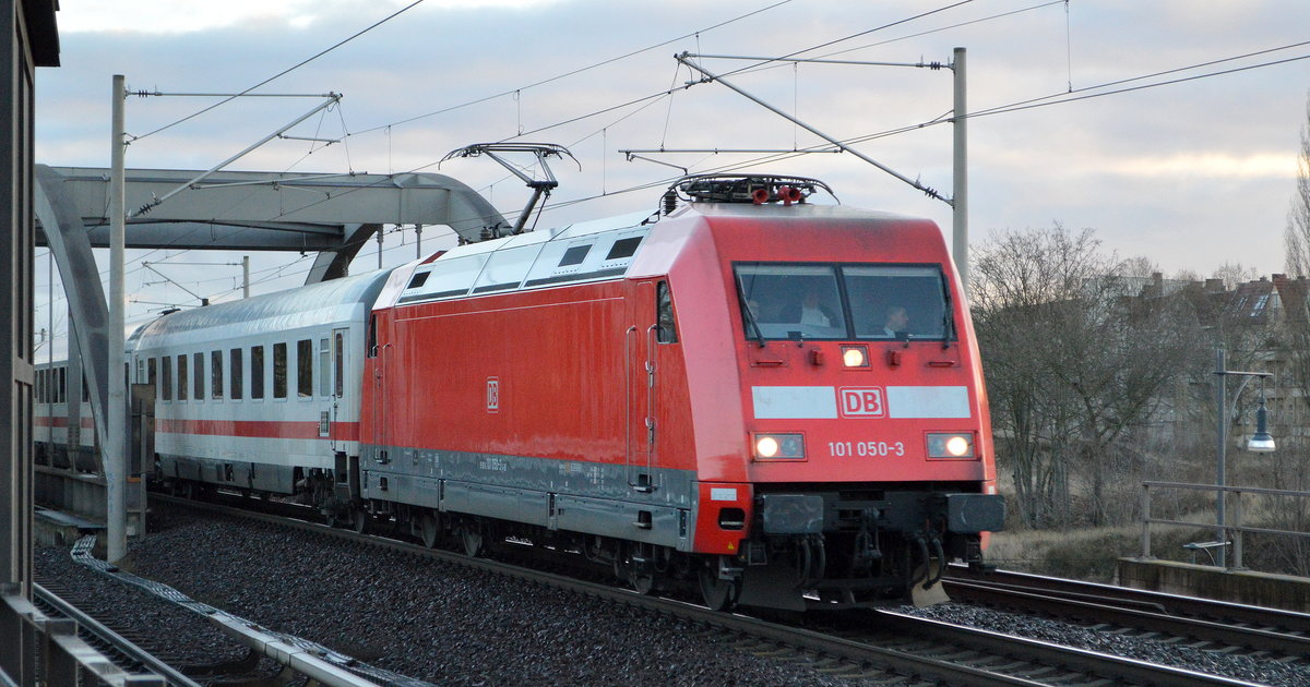 DB Fernverkehr AG [D] mit  101 050-3  [NVR-Nummer: 91 80 6101 050-3 D-DB] und IC-Wagengarnitur Richtung Bf. Berlin Gesundbrunnen am 05.02.20 Berlin Pankow.