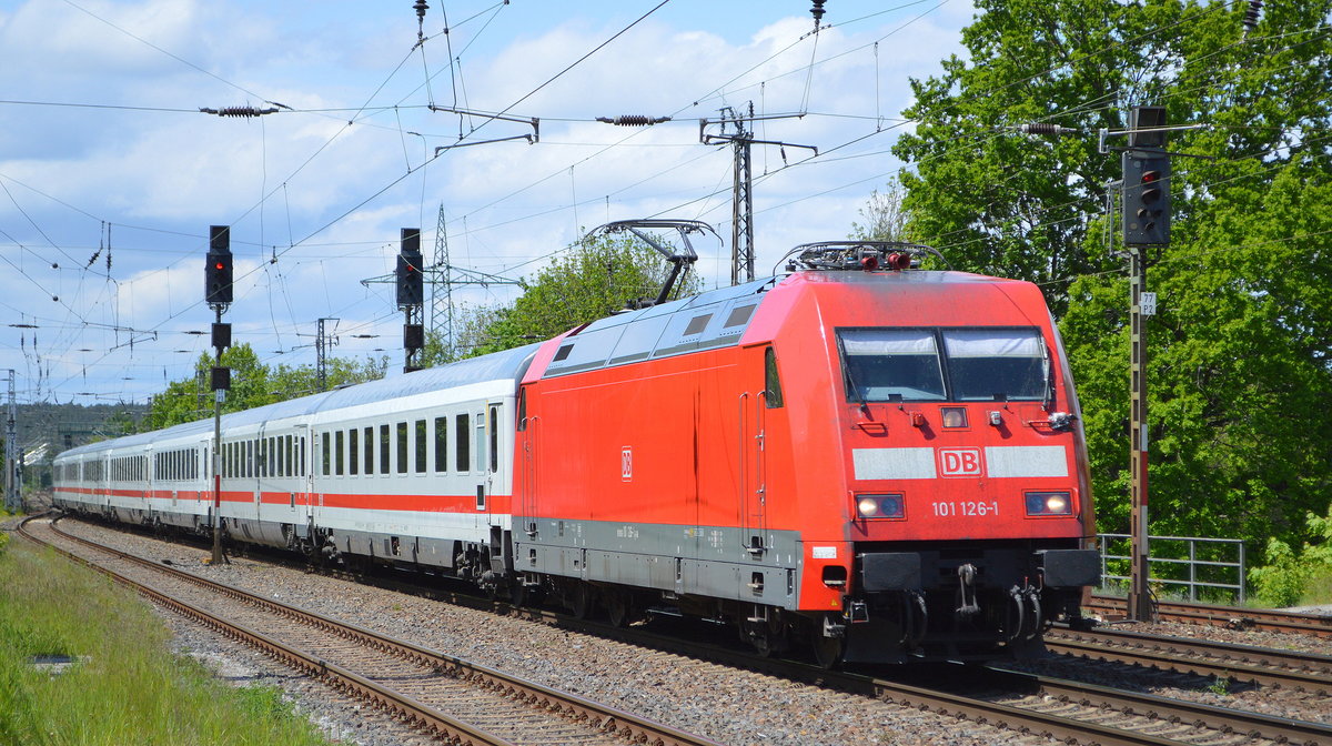 DB Fernverkehr AG [D] mit  101 126-1 [NVR-Nummer: 91 80 6101 126-1 D-DB] mit IC-Wagengarnitur Durchfahrt Bf. Saarmund am 14.05.20