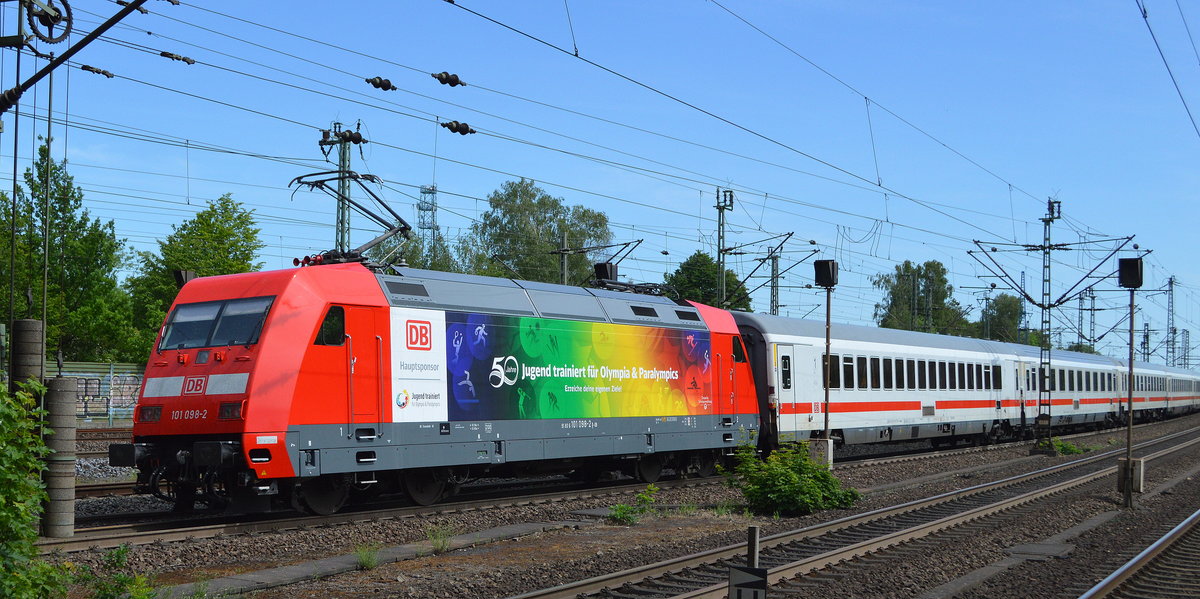 DB Fernverkehr AG [D]  mit  101 098-2  [NVR-Nummer: 91 80 6101 098-2 D-DB] und IC bei der Ausfahrt Bf. Hamburg-Harburg Richtung Maschen, 02.06.20