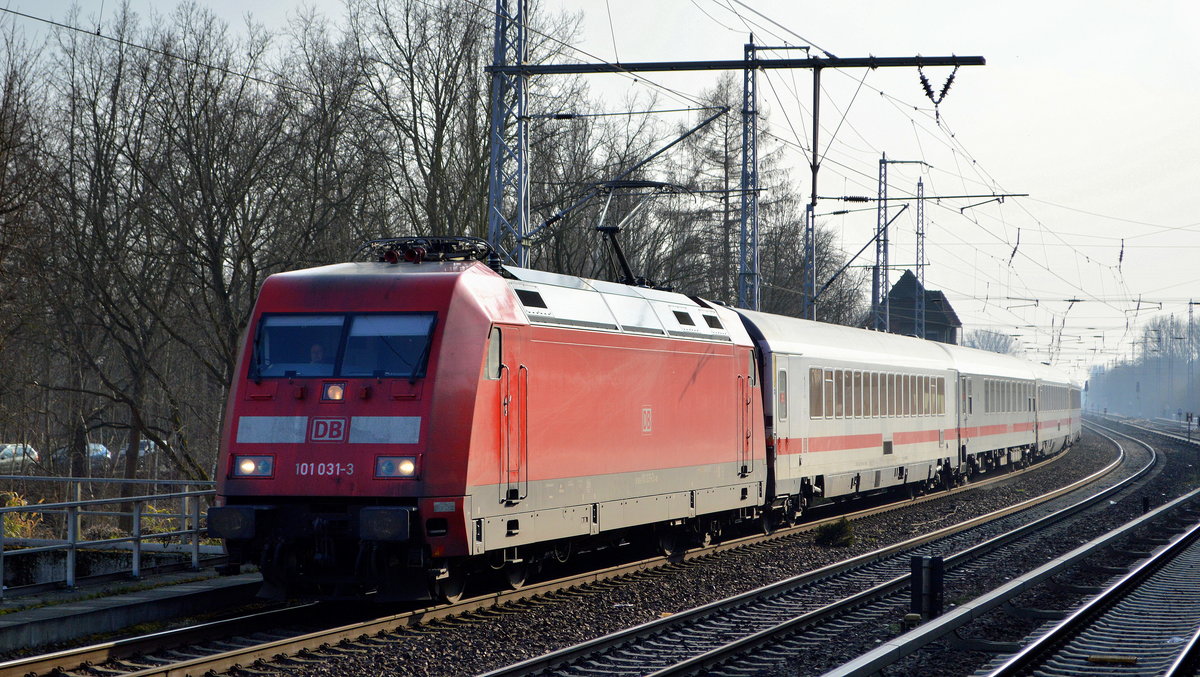 DB Fernverkehr AG [D] mit  101 031-3  [NVR-Nummer: 91 80 6101 031-3 D-DB] wohl als Ersatzzug für den ICE 1045 nach Ostseebad Binz am 24.03.21 Berlin Buch.