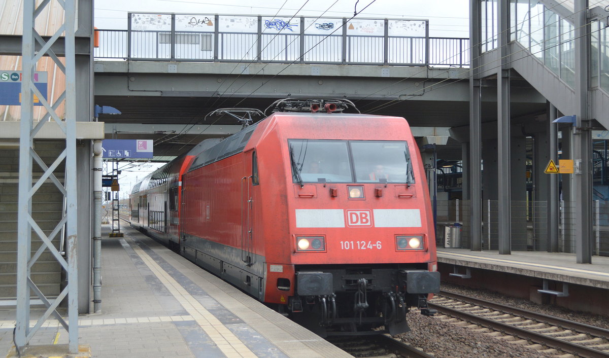 DB Fernverkehr AG [D] mit  101 124-6  [NVR-Nummer: 91 80 6101 124-6 D-DB] mit PbZ (zwei DB Regio Doppelstockwagen am Haken) am 07.04.21 Durchfahrt Bf. Berlin Hohenschönhausen. 
