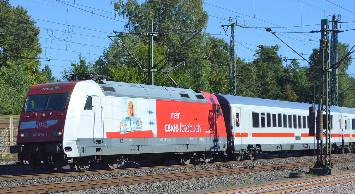 DB Fernverkehr AG [D] mit  101 076-8  [NVR-Nummer: 91 80 6101 076-8 D-DB] und IC bei der Einfahrt im Bf. Hamburg-Harburg, 08.09.21