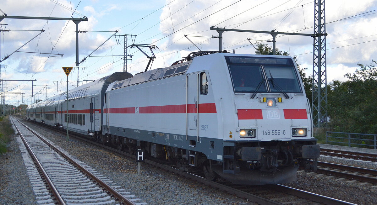 DB Fernverkehr AG [D] mit der recht schäbig aussehenden (fehlende DB Logo seitlich + Front)  146 556-6  [NVR-Nummer: 91 80 6146 556-6 D-DB] und IC-Wagengarnitur auf Dienstfahrt am 12.10.21 Durchfahrt Bf. Golm (Potsdam).