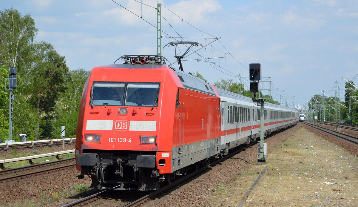 DB Fernverkehr AG [D] mit  101 139-4   [NVR-Nummer: 91 80 6101 139-4 D-DB] und IC Richtung Bf. Berlin-Spandau am 11.05.22 Durchfahrt Bf. Berlin Jungfernheide.