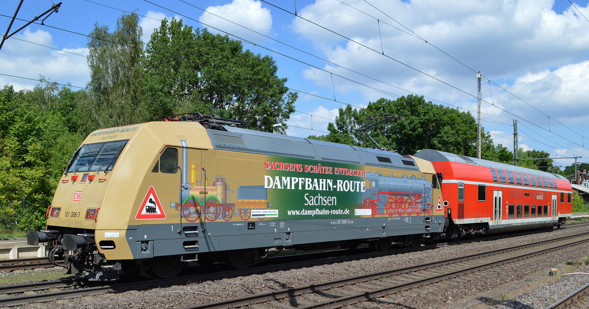 DB Fernverkehr AG [D] mit  101 088-3  [NVR-Nummer: 91 80 6101 088-3 D-DB] und einem DB Regio Doppelstockwagen am Haken am 02.06.22 Höhe Bf. Niederndodeleben (Nähe Magdeburg).
