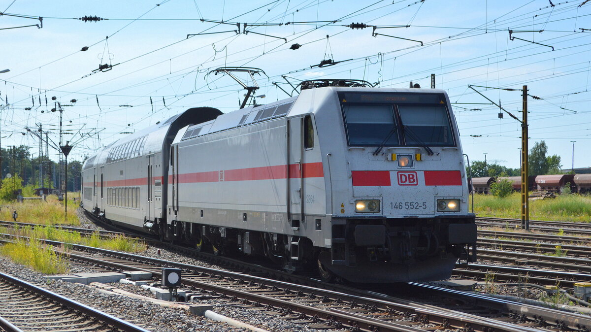 DB Fernverkehr AG [D] mit  146 552-5  [NVR-Nummer: 91 80 6146 552-5 D-DB] und einem Intercity-Zug bei der Einfahrt im Bahnhof Riesa am 22.06.22 