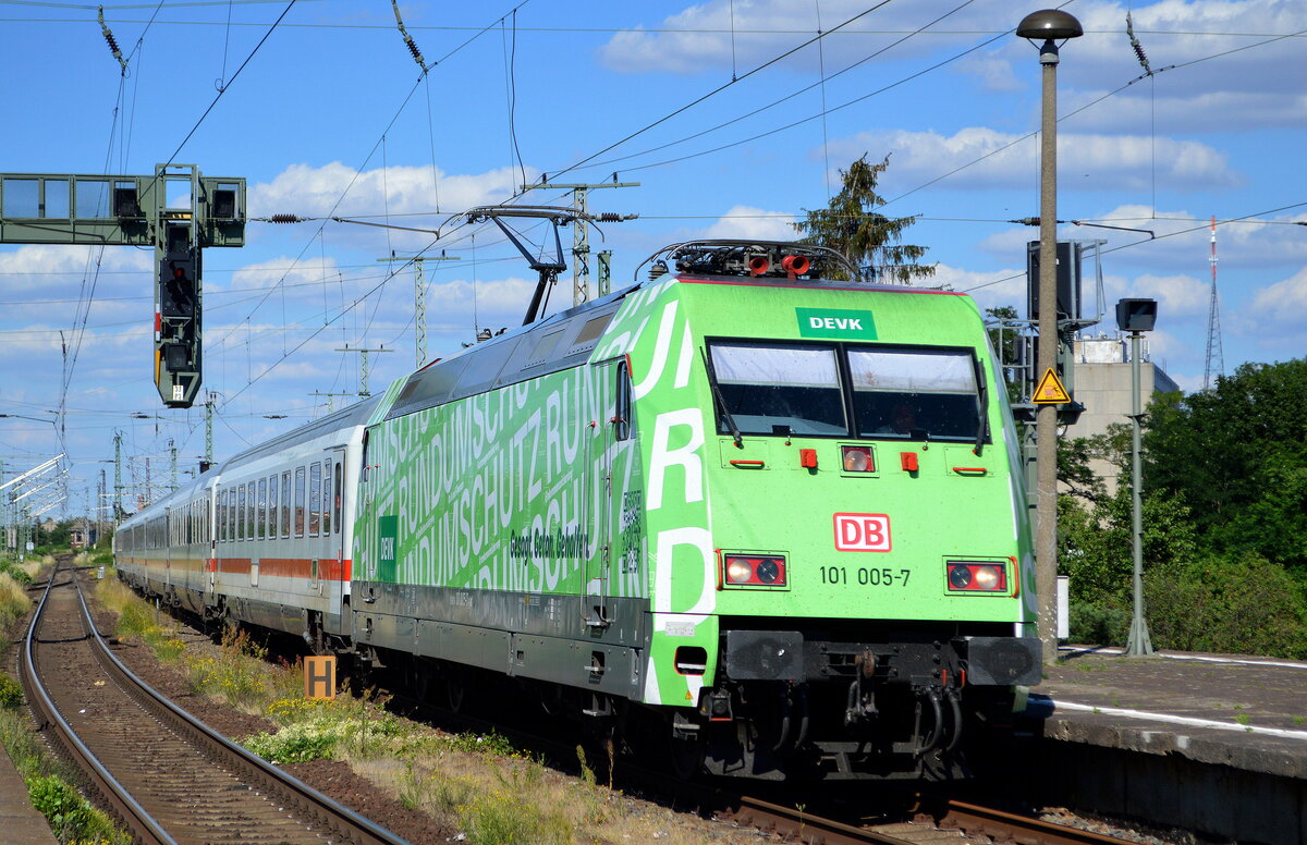 DB Fernverkehr AG [D] mit  101 005-7  [NVR-Nummer: 91 80 6101 005-7 D-DB] und einem IC bei der Durchfahrt Bahnhof Magdeburg Neustadt Richtung Magdeburg Hbf. am 28.06.22 