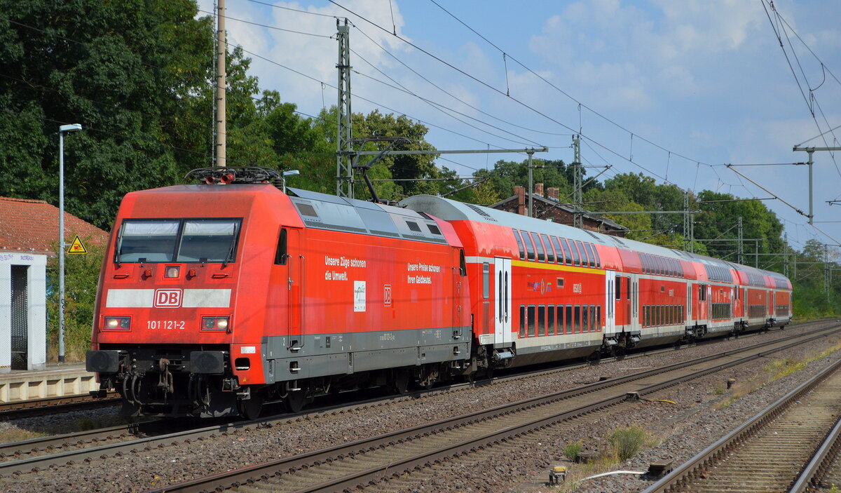 DB Fernverkehr AG [D] mit  101 121-2  [NVR-Nummer: 91 80 6101 121-2 D-DB] und einem PbZ am 25.08.22 Durchfahrt Bahnhof Niederndodeleben.