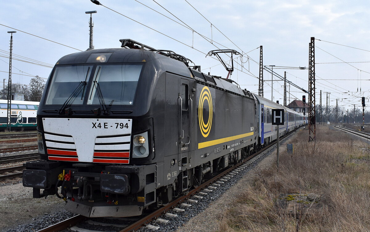 DB Fernverkehr AG [D] mit der neuen BRCE Vectron  X4 E - 794  [NVR-Nummer: 91 80 6193 794-5 D-DISPO] und EC aus Warschau (Polen) am 04.03.24 Einfahrt Bahnhof Frankfurt/Oder.