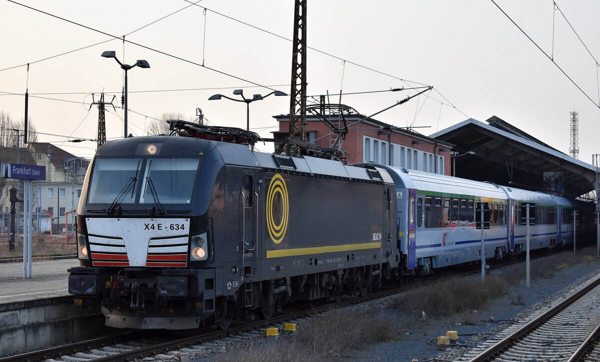 DB Fernverkehr AG [D] mit der BRCE Vectron  X4 E - 634  [NVR-Nummer: 91 80 6193 634-3 D-DISPO] und EC Richtung Warschau am 04.03.24 Ausfahrt Bahnhof Frankfurt/Oder.