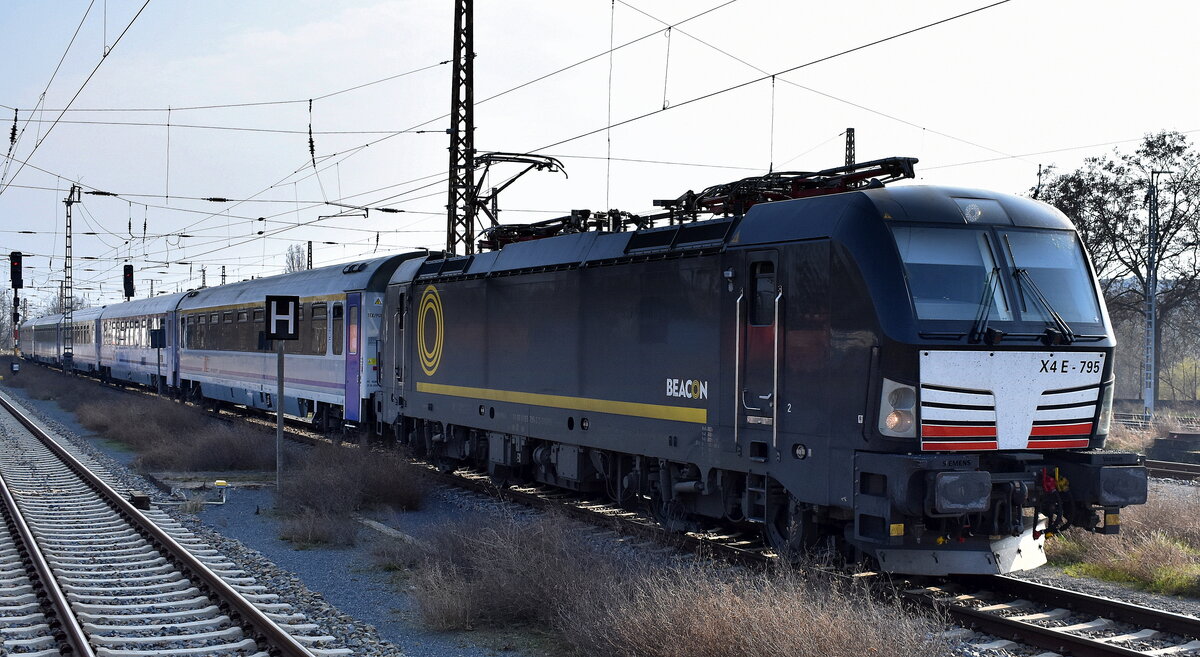 DB Fernverkehr AG [D] mit der neuen BRCE Vectron  X4 E - 795  [NVR-Nummer: 91 80 6193 795-2 D-DISPO] und EC aus Warschau am 04.03.24 Einfahrt Bahnhof Frankfurt/Oder.