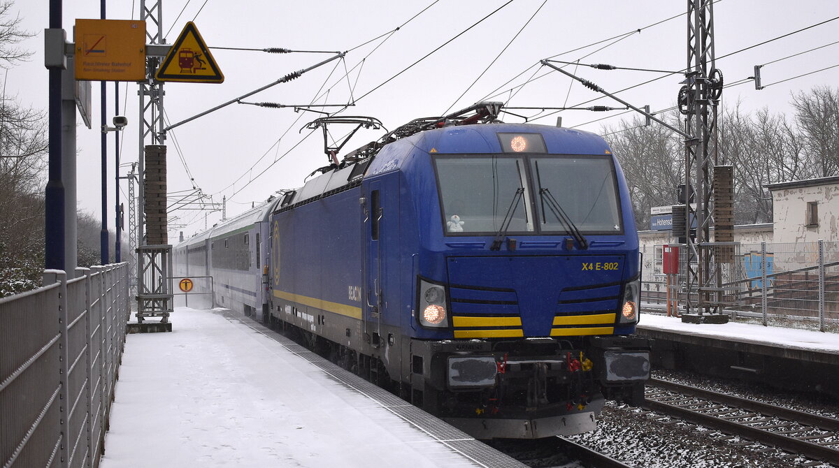 DB Fernverkehr AG [D] mit der angemieteten BRCE Vectron   X4 E - 802  [NVR-Nummer: 91 80 7193 802-4 D-DISPO] und  EC-Wagengarnitur Richtung Bahnhof Berlin-Lichtenberg am 13.02.25 Durchfahrt Bahnhof Berlin Hohenschönhausen (Umleiter).