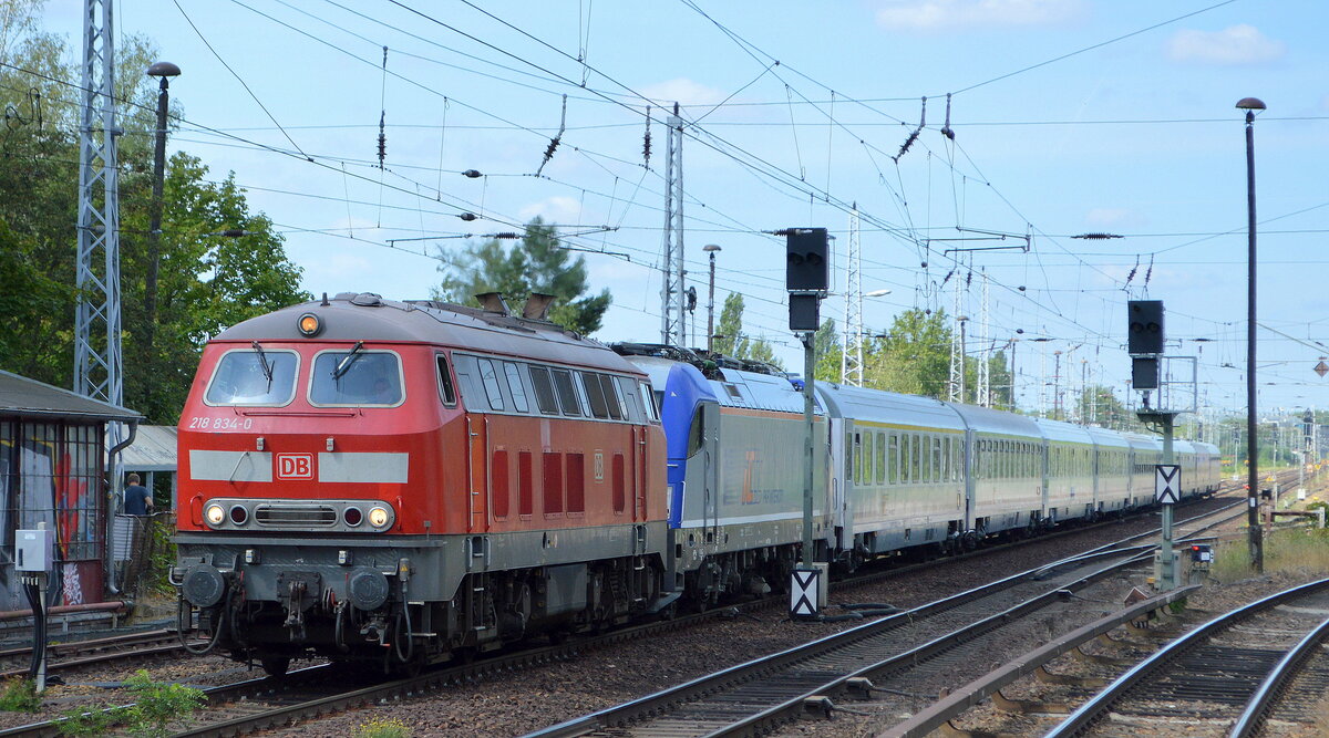 DB Fernverkehr AG, Frankfurt (Main) mit  218 834-0  (NVR:  92 80 1218 834-0 D-DB ) beim Abschleppen eines wahrscheinlich defekten? EC PKP-Intercity Zuggespanns mit der Lok  5 370 009  [NVR-Nummer: 91 51 5370 009-0 PL-PKPIC] vorne dran und ohne Fahrgäste Richtung Frankfurt/Oder am 02.08.22 Berlin Hirschgarten. Viele Grüße an den Tf. !!!!