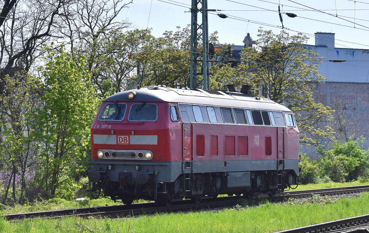 DB Fernverkehr AG, Frankfurt (Main) mit ihrer  218 397-8  (NVR:  92 80 1218 397-8 D-DB ) am 03.05.23 Durchfahrt Bahnhof Magdeburg Neustadt.