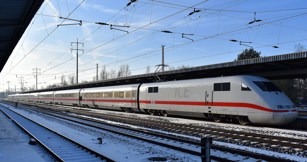 DB Fernverkehr AG, Frankfurt (Main) mit ihrem ICE 1 Tz 105  Offenbach am Main  hinten der Triebkopf  401 005-4  (NVR:   93 80 5401 005-4 D-DB...... ) pausiert am 18.01.24 im Bahnhof Schönefeld (bei Berlin).