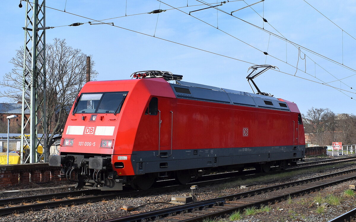 DB Fernverkehr AG, Frankfurt (Main) mit ihrer  101 006-5  (NVR:  91 80 6101 006-5 D-DB ) am 19.03.24 Vorbeifahrt Bahnhof Magdeburg-Neustadt.