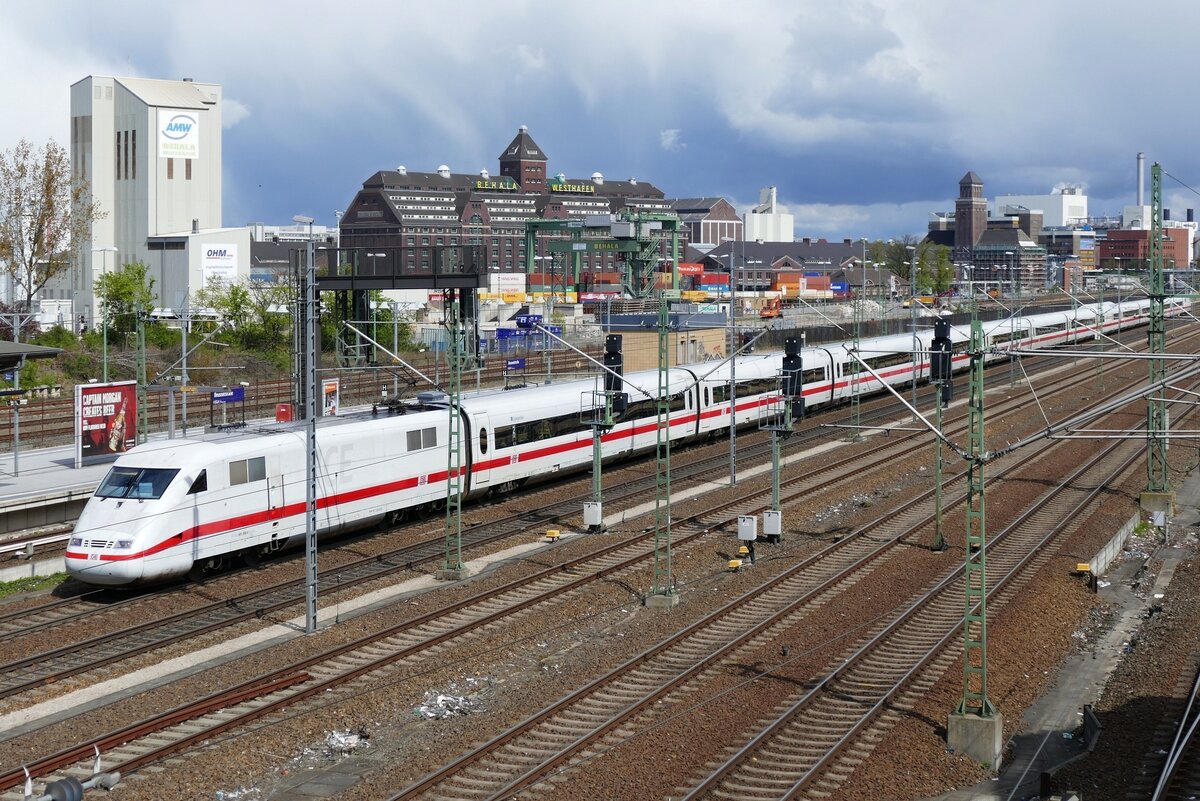 DB Fernverkehr AG, ICE 1 401 008-8 ''Lichtenfels'', hier an der S-Bahn Station Beusselstraße mit Westhafen-BEHALA Hintergrund, westwärts fahrend . Aufgenommen von der Beusselbrücke, Berlin-Mitte (Moabit) im April 2016. ICE1