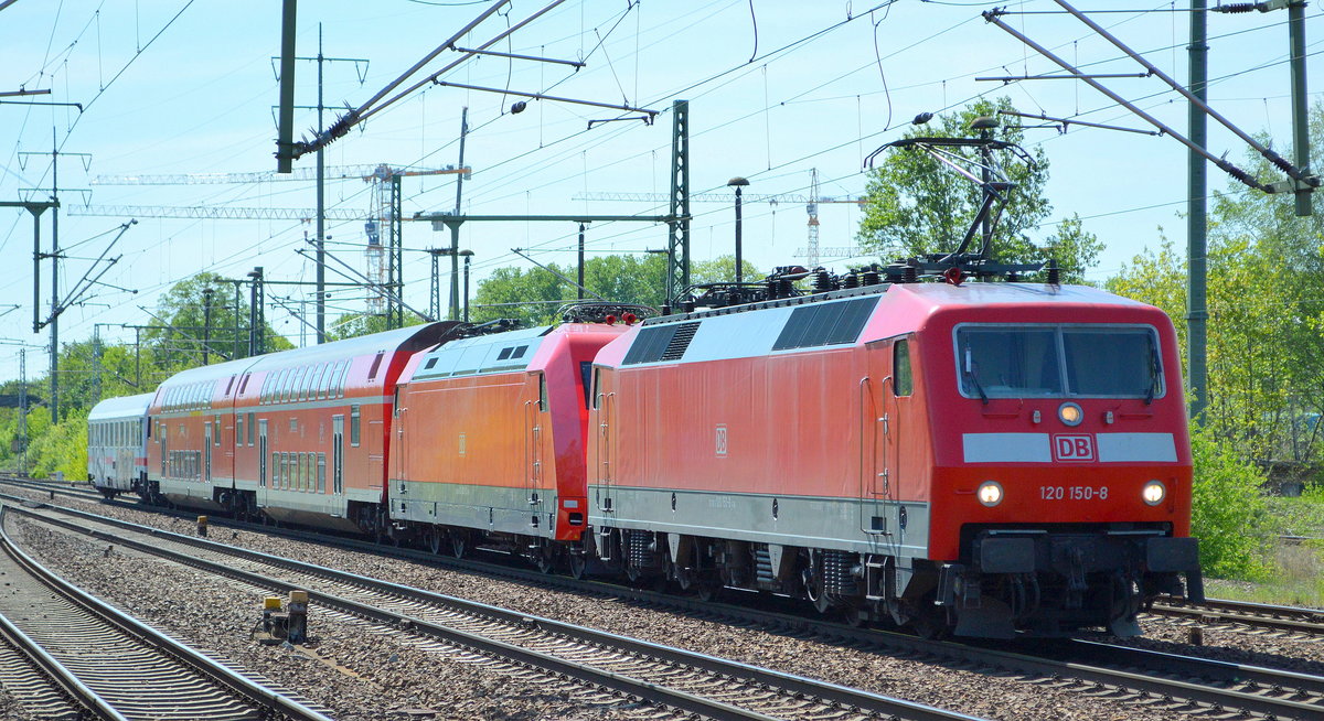DB Fernverkehr AG mit 120 150-8 (NVR: 91 80 6 120 150-8 D-DB) mit einem PbZ mit  101 003-2  [NVR-Number: 91 80 6101 003-2 D-DB) und Doppelstock Steuerwagen + Wagengarnitur + beschmierter IC- Personenwagen am 30.04.19 Bf. Flughafen Berlin-Schönefeld.  