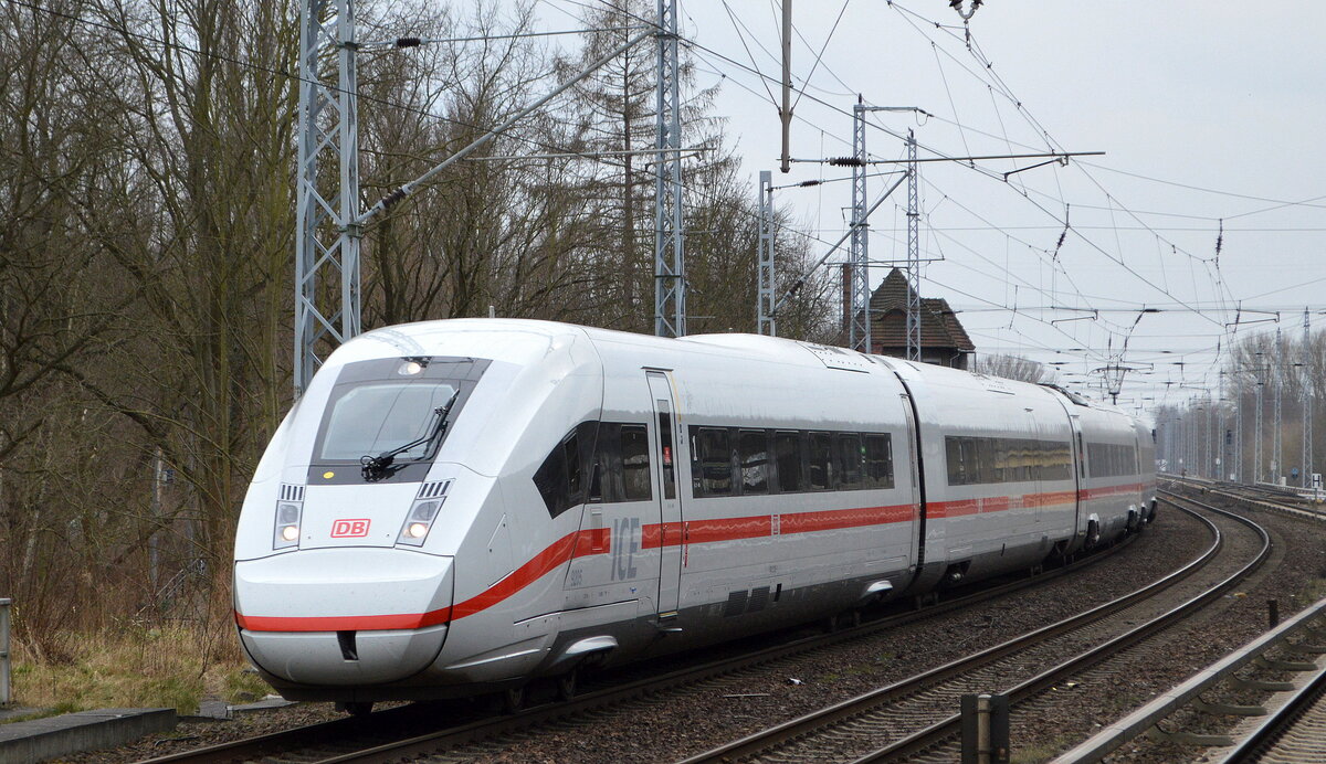 DB Fernverkehr AG mit dem ICE 759 zum Ostseebad Binz mit dem ICE 4  Tz 9205  am 15.03.22 Berlin Buch.